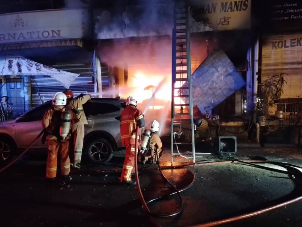TERBAKAR 4