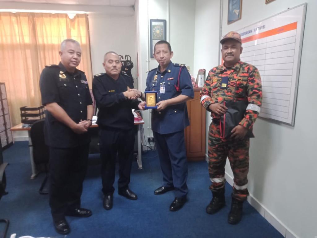 b0e6b184 0209 4f86 a54f 7b3ffed233e1