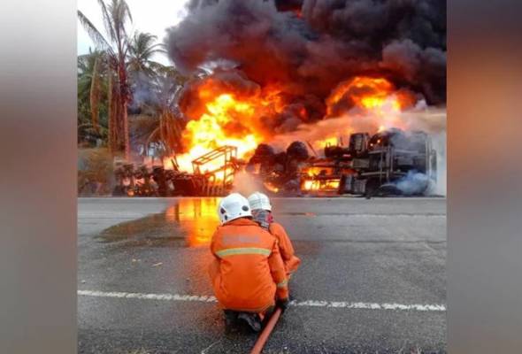 Lori tangki minyak terbakar