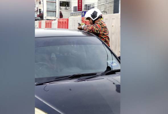 Bomba selamatkan kanak kanak empat tahun terperangkap dalam kereta