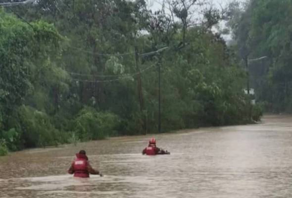 Bomba selamatkan lima lelaki terperangkap dalam banjir kilat di Gua Musang