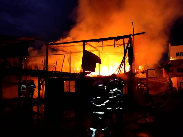 9 PENGHUNI TERSELAMAT DALAM KEBAKARAN SEBUAH RUMAH