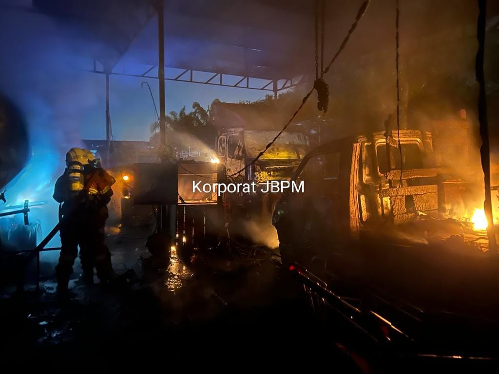 2 MELECUR DALAM LETUPAN AKIBAT KEBAKARAN BENGKEL DEKAT TAMAN MUTIARA RINI