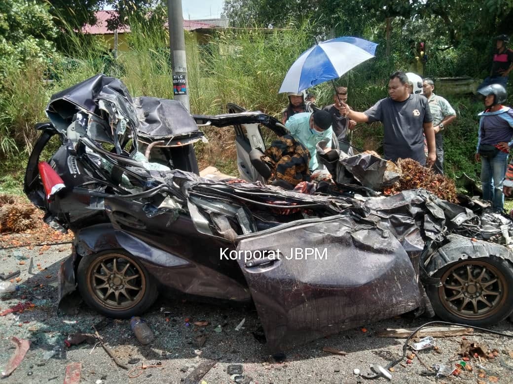 KEMALANGAN 3 KENDERAAN DEKAT KAMPUNG RAMUAN CINA SEORANG MAUT