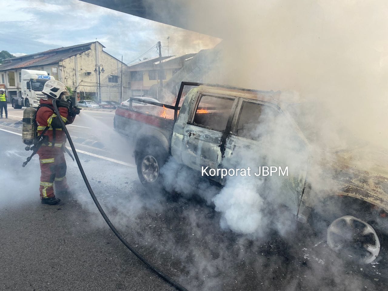 PEMANDU TERSELAMAT KENDERAAN DINAIKI TERBAKAR SEMASA DALAM PERJALANAN