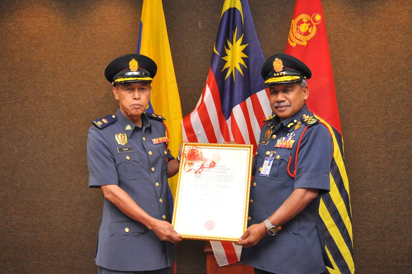 1212122001625635972742137 n