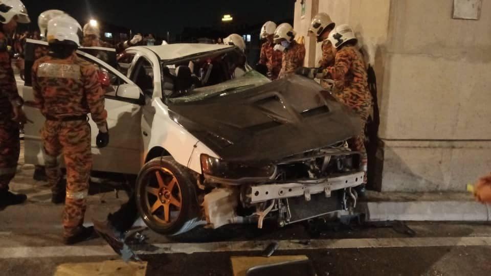 PEMANDU MITSUBISHI LANCER MAUT DI HADAPAN ISTANA