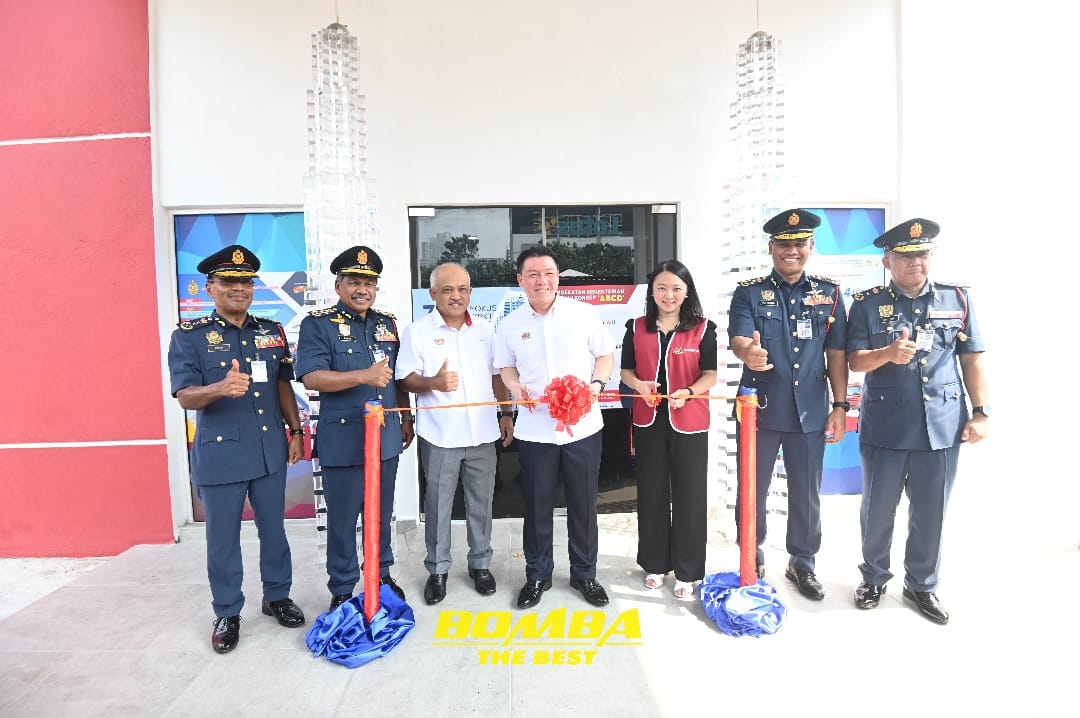 YB NGA KOR MING YB HANNAH YEOH RASMI BALAI BOMBA MENJALARA