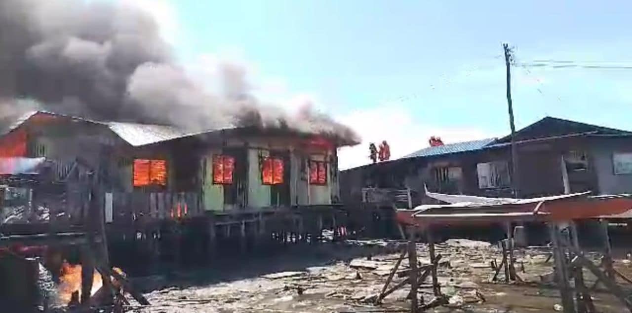 INSIDEN KEBAKARAN RUMAH ATAS AIR DI TANJUNG ARU