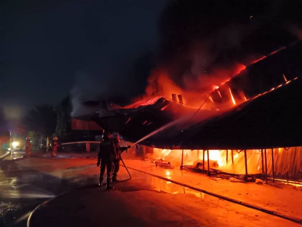 KEBAKARAN KILANG PERABOT CUSHION DI MUAR