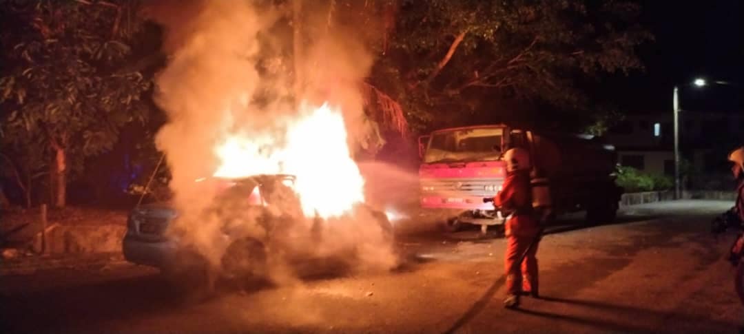 KEBAKARAN SEBUAH KERETA DI TAMAN SERI TAMBUN