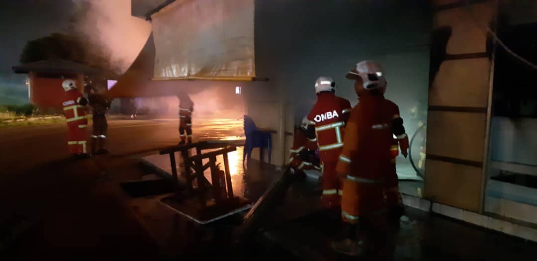 RESTORAN MAKANAN LAUT TERBAKAR DI PUTATAN