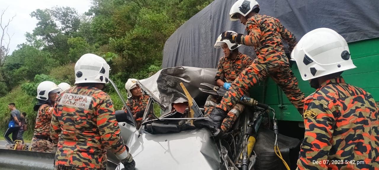 2 LELAKI MAUT DALAM KEMALANGAN KERETA DENGAN LORI TRELER