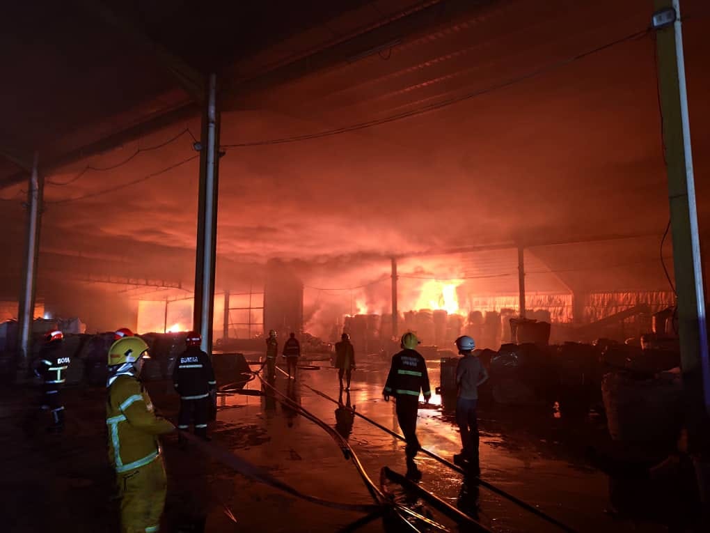 KEBAKARAN KILANG KAYU DI BUKIT SELAMBAU