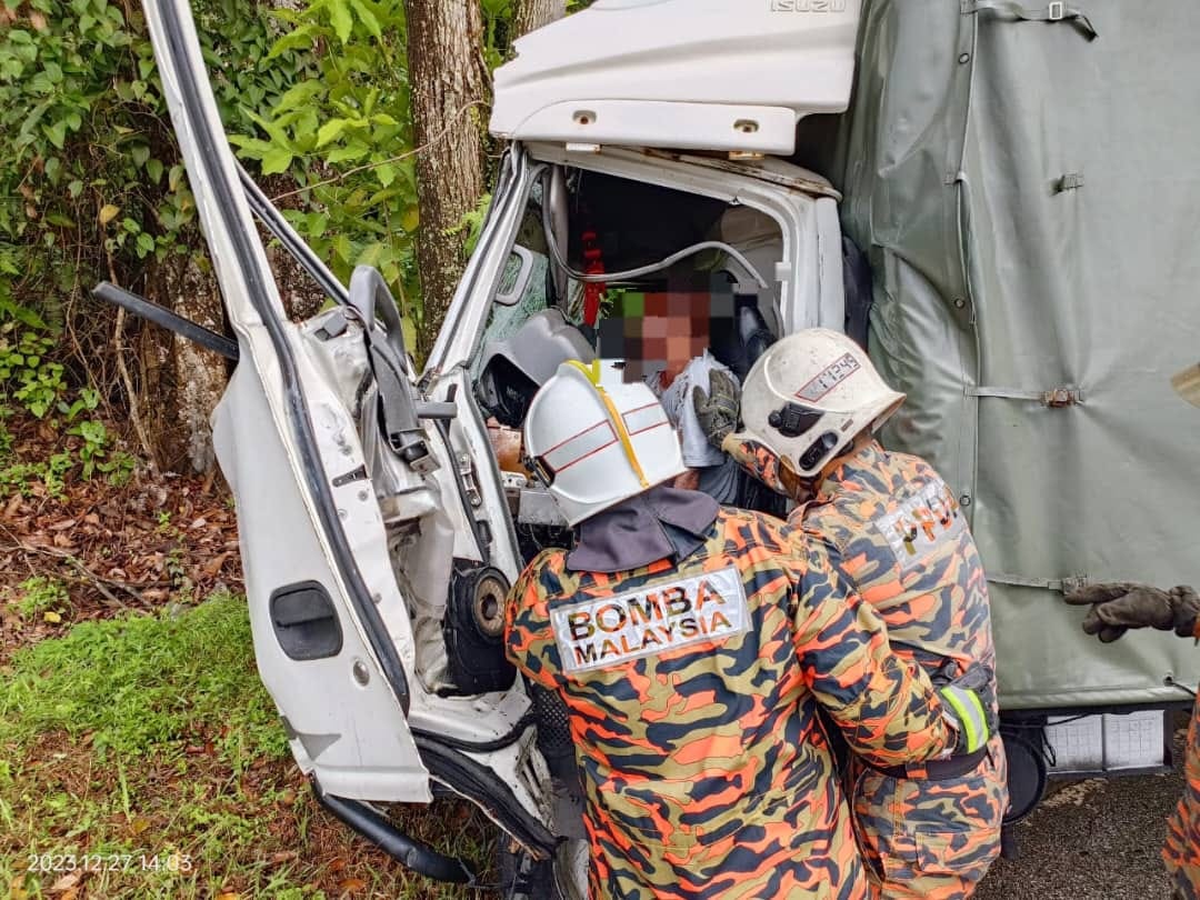 KEMALANGAN 2 BUAH LORI DI KLUANG SALAH SEORANG PEMANDU MAUT DI LOKASI