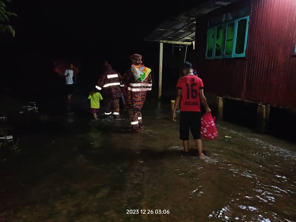 MANGSA BANJIR DI KAMPUNG TENGKAWANG DIPINDAHKAN KE PPS