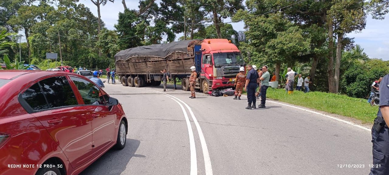 WANITA MAUT DALAM KEMALANGAN MOTOSIKAL DENGAN LORI TRELER DI HADAPAN KLINIK DESA BUKIT MOR