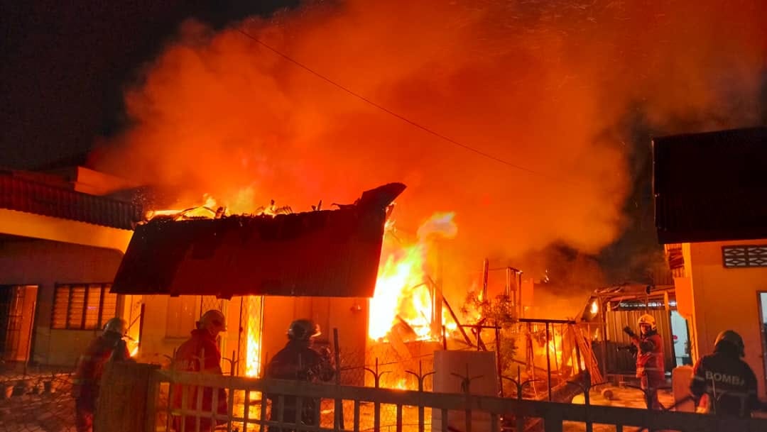 2 BUAH RUMAH SEMI D HANGUS TERBAKAR DI JINJANG UTARA