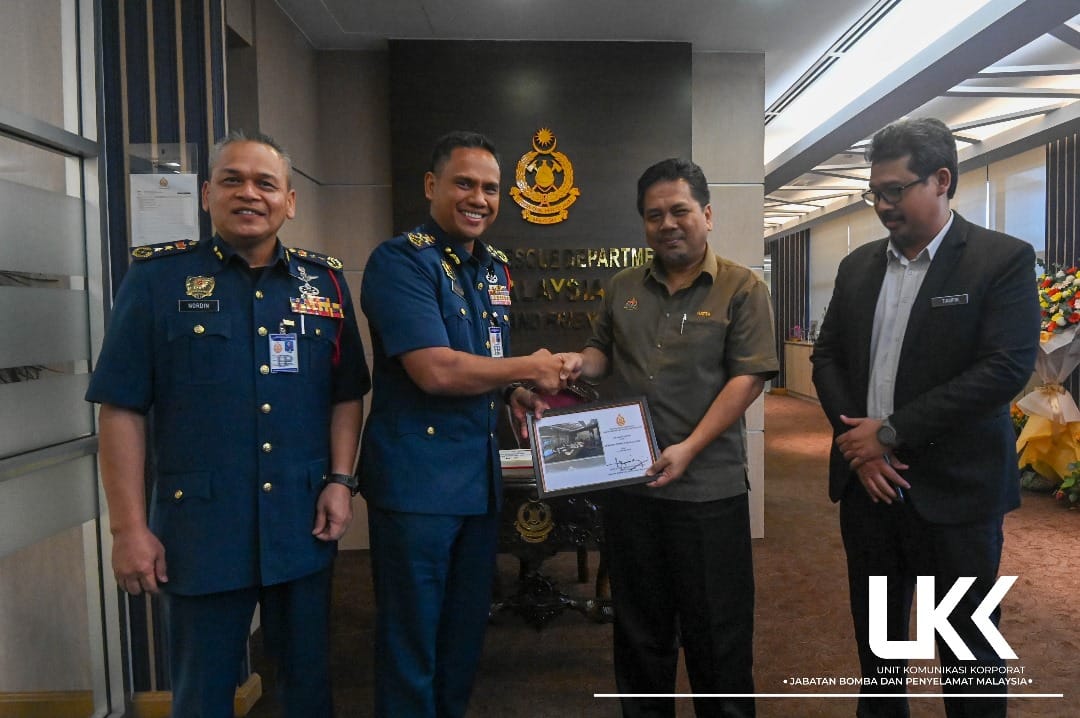 KUNJUNGAN HORMAT DARIPADA JABATAN PERHILITAN KE ATAS KETUA PENGARAH JBPM