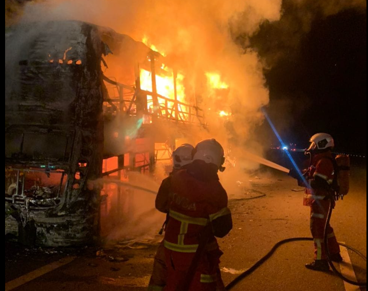 Kebakaran bas di lebuhraya plus