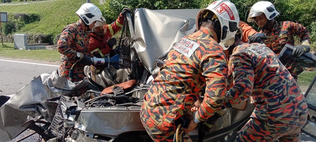 PEMANDU PROTON SAGA MAUT AKIBAT TERSEPIT DALAM KEMALANGAN 3 KENDERAAN DI SUNGAI UDANG