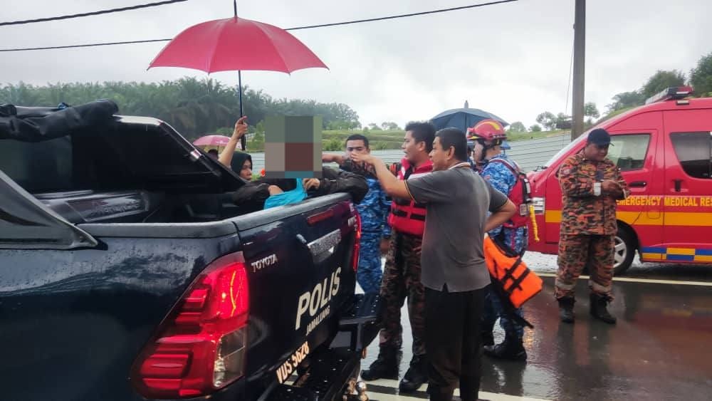 PENUNGGANG MOTOSIKAL DIHANYUTKAN ARUS DERAS KETIKA MELALUI JALAN YANG DINAIKI AIR