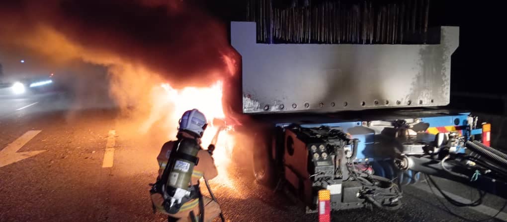 KEBAKARAN LORI BAWA KONKRIT BEAM DI LEBUHRAYA PLUS