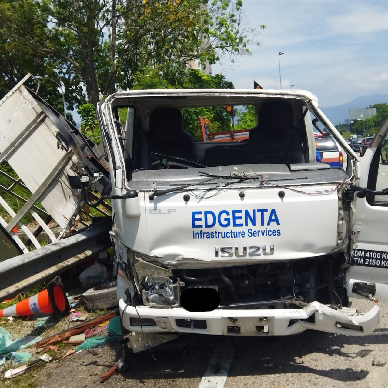 LORI SIMEN LANGGAR 2 LORI PROPEL DI LEBUHRAYA PLUS 4 CEDERA