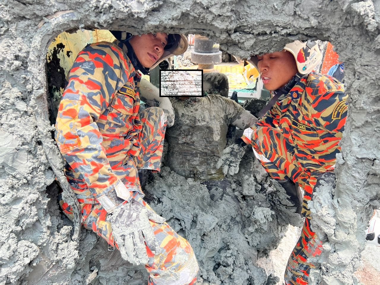 PEMANDU EXCAVATOR MAUT AKIBAT TERTIMBUS DI KAWASAN PERLOMBONGAN