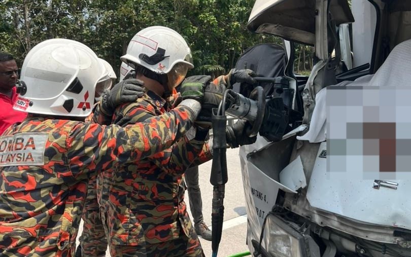 SEORANG LELAKI MAUT TERSEPIT BELAKANG SEBUAH LORI TRELER