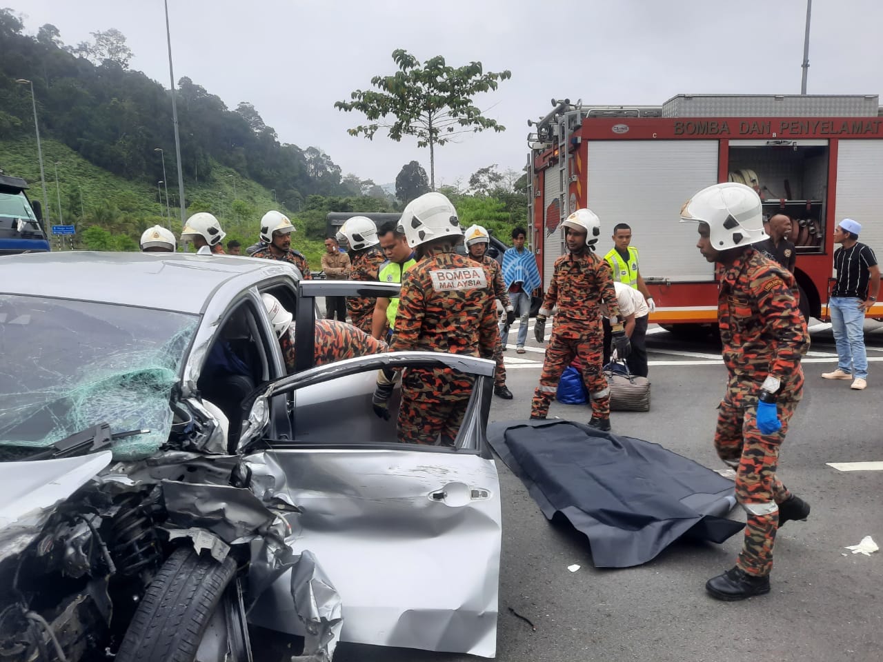 SEORANG WANITA MAUT DALAM KEMALANGAN MYVI LANGGAR LORI TRELER DI BAHU JALAN