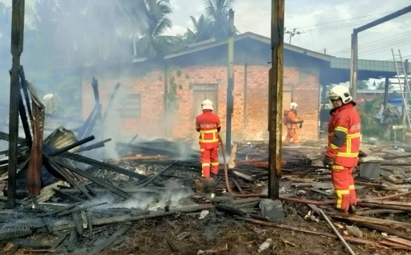 kilang kayu lama terbakar