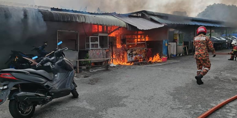 2 BUAH GERAI DAN TIGA BUAH MOTOSIKAL TERBAKAR DI DALAM KEBAKARAN DI JELUTONG PULAU PINANG