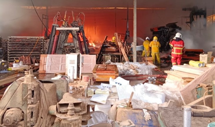 KEBAKARAN KILANG PROSES BAHAN BAHAN BINAAN DI PULAU PINANG