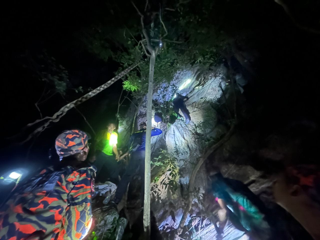 3 REMAJA TERSESAT SEMASA MENDAKI GUNUNG KERIANG