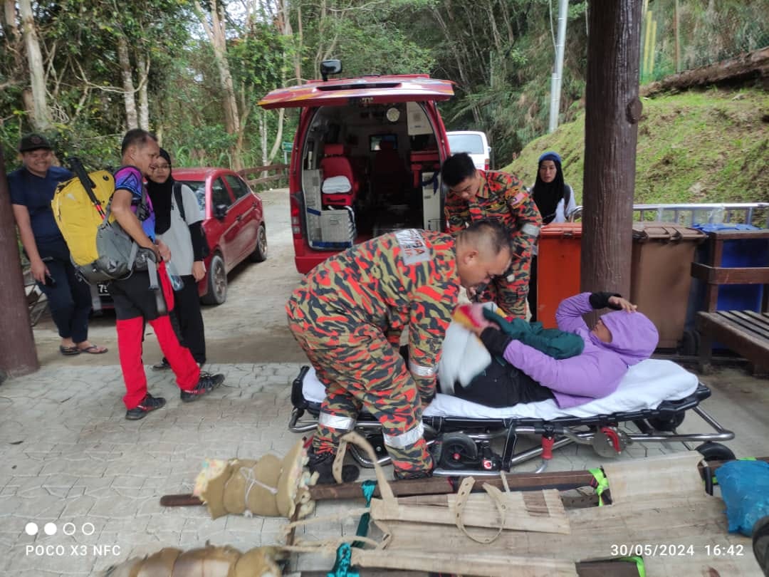 BOMBA MOSAR BAWA TURUN PENDAKI WANITA CEDERA DI KM 5.8 GUNUNG KINABALU