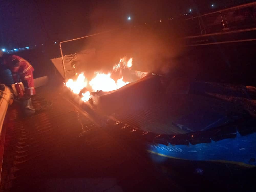 KEBAKARAN BOT DI MARINA AWAM LABUAN