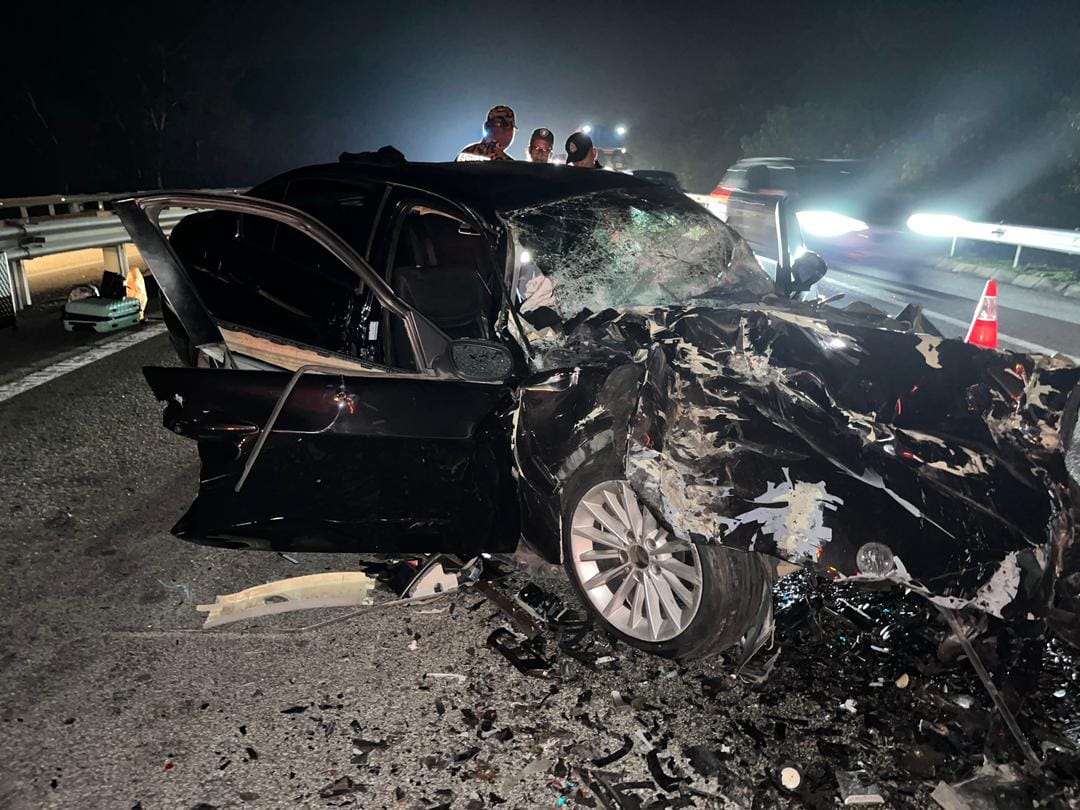 KEMALANGANGAN MAUT RAGUT 3 NYAWA DI LEBUHRAYA PLUS DEKAT MUAR