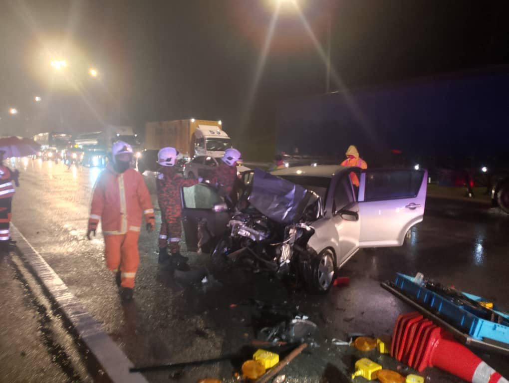 PEMANDU MYVI TERSEPIT KEMALANGAN DI LEBUHRAYA UTARA SELATAN