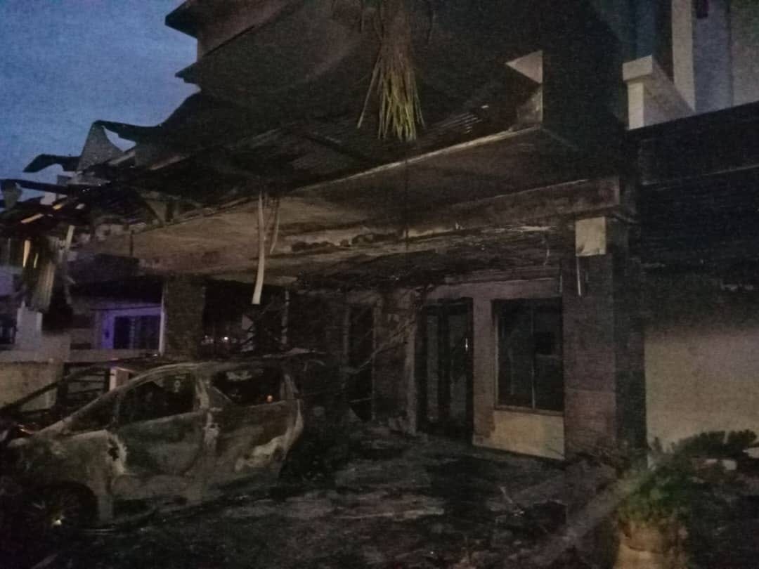 SEBUAH KENDERAAN MPV TURUT MUSNAH DALAM KEBAKARAN RUMAH TERES 2 TINGKAT