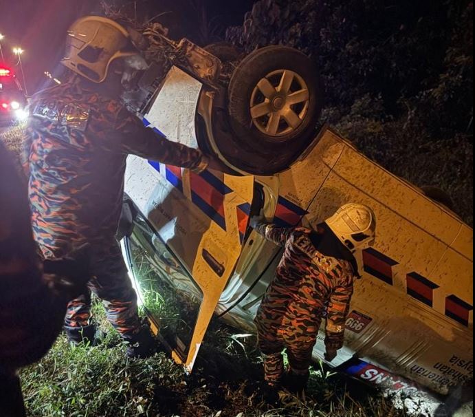AMBULAN KKM TERBABAS KE DALAM PARIT 2 LELAKI CEDERA PARAH