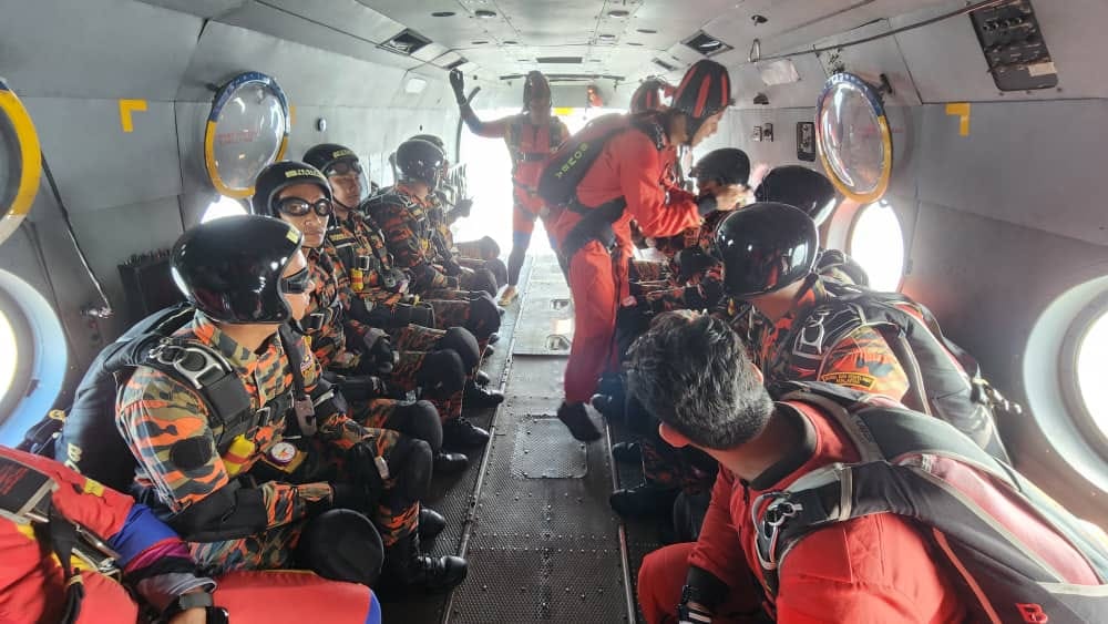 KURSUS ASAS STATIC RAM AIR PENGUKUHAN PAYUNG TERJUN BERSAMA JBPM DAN VAT69