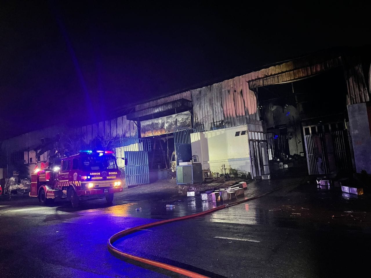 3 BANGUNAN KILANG MUSNAH TERBAKAR DI PASIR GUDANG