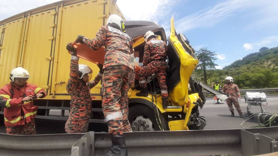 KEMALANGAN JALAN RAYA DI KM 128.6 LEBUHRAYA PLUS